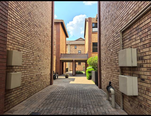1 BEDROOM TOWNHOUSE FOR SALE IN OLIVEDALE